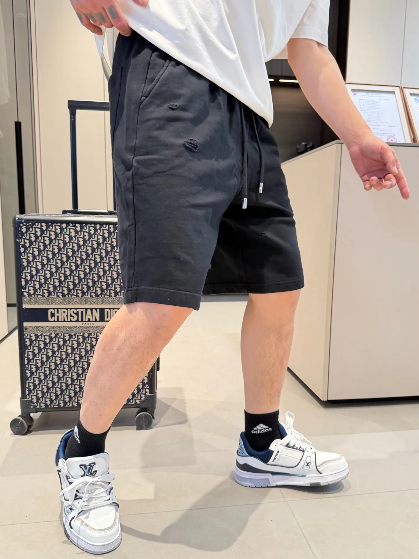Balenciaga's three-standard complete 2026 summer New Arrival men's casual shorts, advanced custom-made Breathable fabric, Breathable fabric, extremely stretchy and comfortable, impeccable details, top-grade accessories, original logo design concept, delicate and soft feel! The upper body fit is awesome! Size: M-XXXL Please state your height and weight when ordering